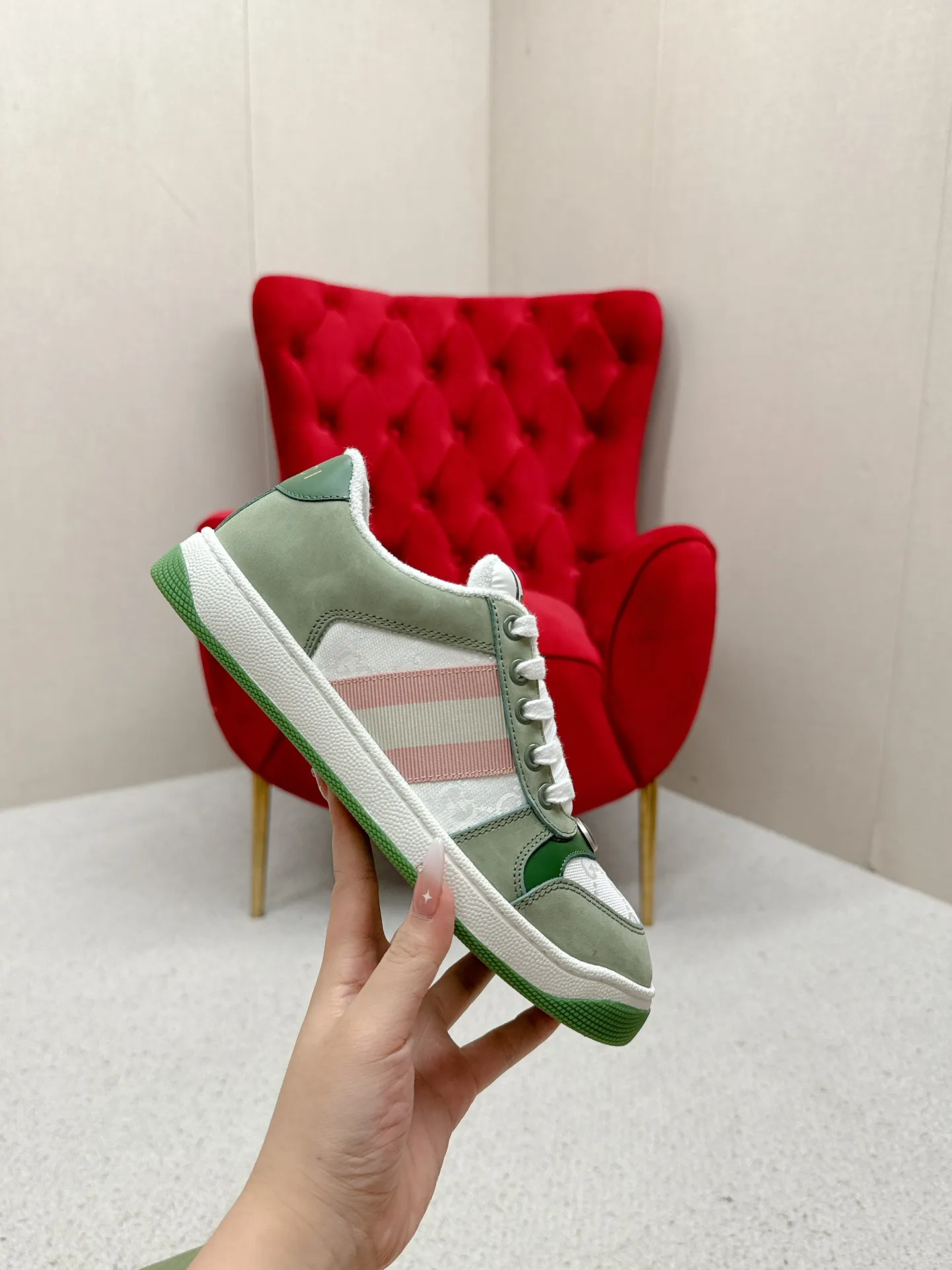 👟👟Ex-factory price 560👟👟 Men’s size +10 Gucci——purchased version GG series distressed dirty shoes-hot style is coming! 9 times out of 10 sales, you will definitely get the money. Ready stock! Spot goods! Spot goods! New colors added - the ultimate version on the market! Purchase the original version and develop it... fabric, material, outsole, and details can be compared at will! Open-mold Swarovski one-to-one replica rhinestone chain...Metal cherry pendant...Metal double G crystal cylindrical mark...Gucci original customized narrow webbing...Super flash series - flash diamond chain. The cherry decoration is detachable and can be changed into two to match with each other to show your personality. Exclusive color-brushed cowhide fabric. Hand-made distressed is very textured and has a sense of luxury! The details of the workmanship can be seen in the drawings, and no line is missed. The original terry cloth is delicate, soft and more comfortable and breathable. The privately stamped two-color original TPU outsole (lower layer is wider, upper layer is narrower). Matching packaging⭐️ Size: Female 35-40 Male 39-44 (Female 41 Male 45 customized)